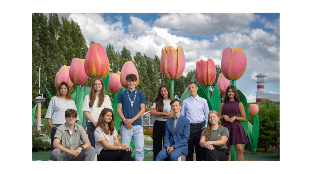 Groepsfoto van college burgemeester en wethouders 2025-2026 bij grote tulpen