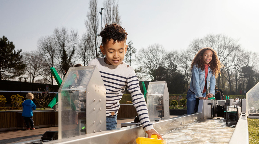 Spelen met water bij de waterweg in Madurodam