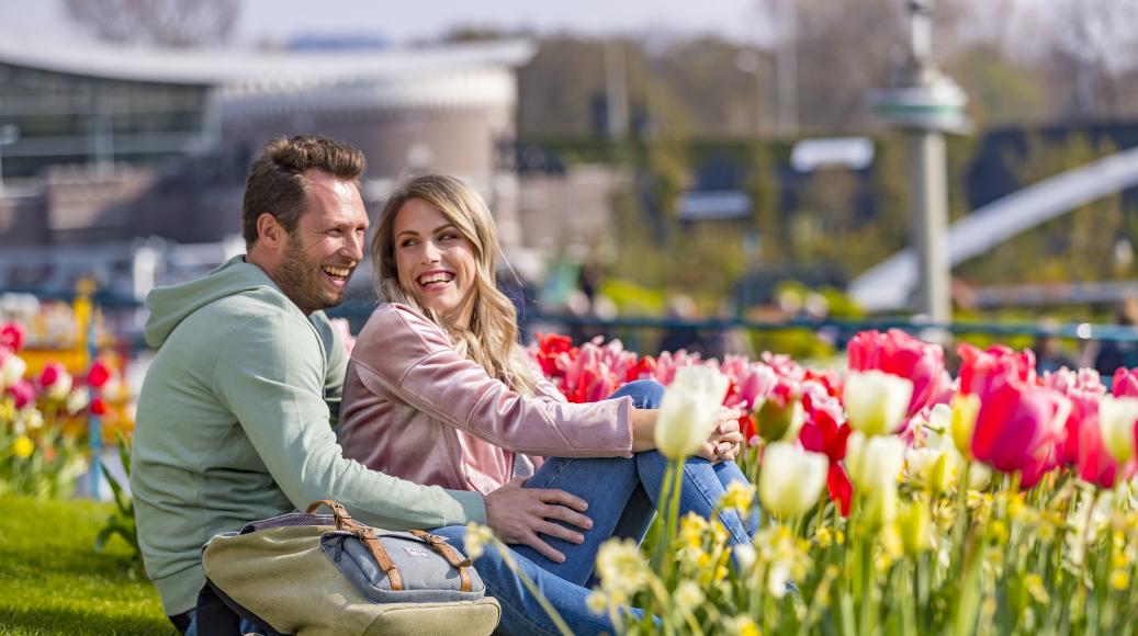 953_fullimage_stel tussen bloemen.jpg