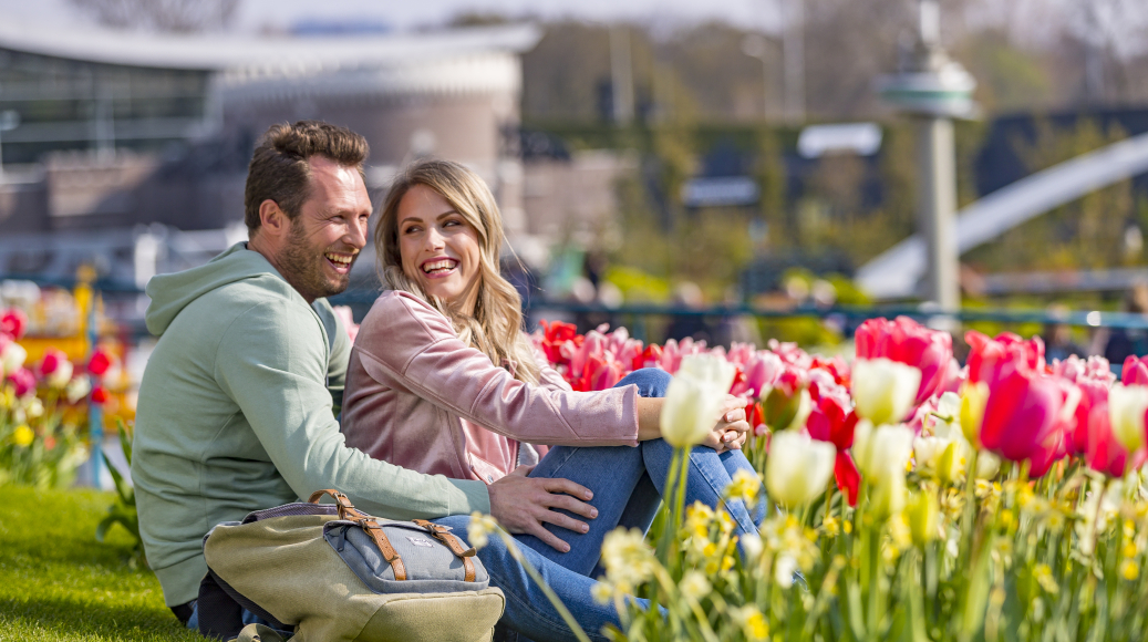 953_fullimage_stel tussen bloemen.jpg