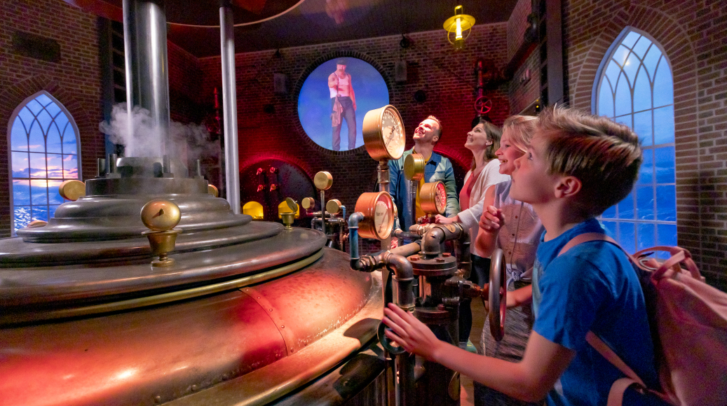 Kinderen bedienen de raders van de stoommachine in attractie De Waterwolf