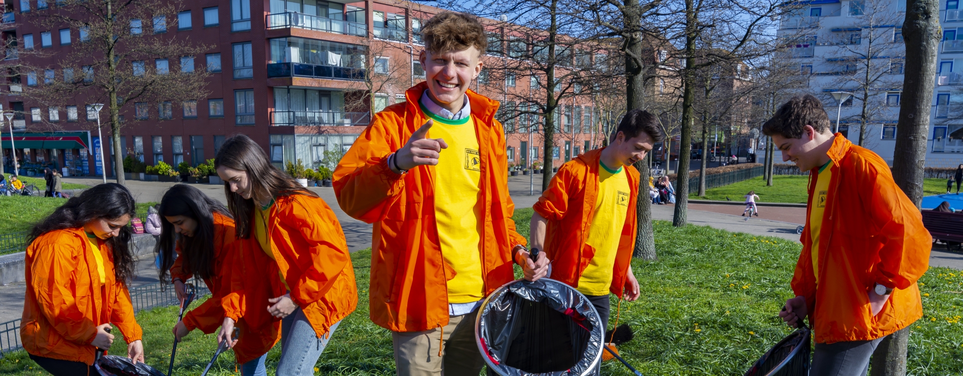 Burgemeester Ties tijdens de Trashtagchallenge