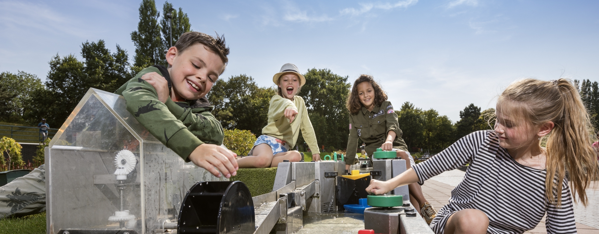 Kinderen in Madurodam bij de Waterweg