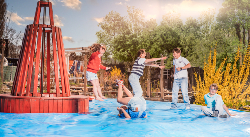 Zomers dagje uit in Madurodam: kinderen spelen op het waterkussen in Rivierenland
