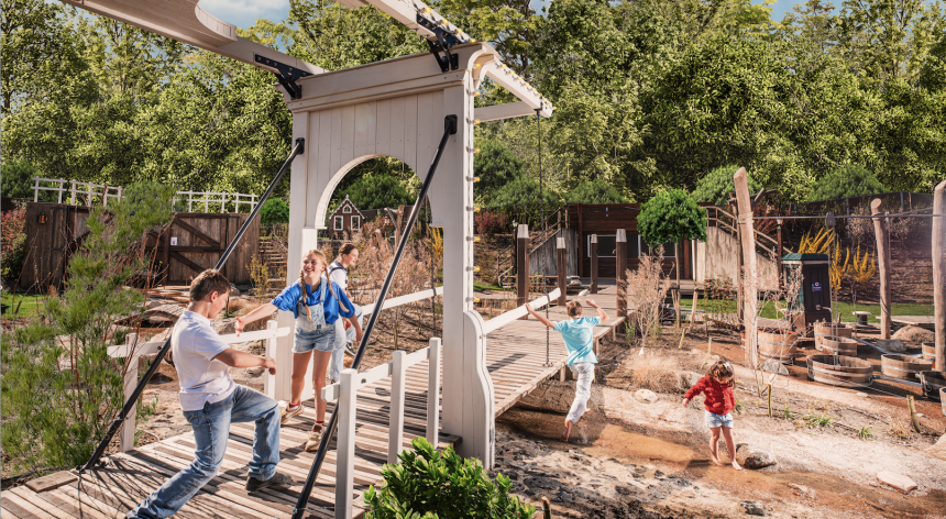Kinderen spelen in spetterweide Rivierenland met water en beekjes