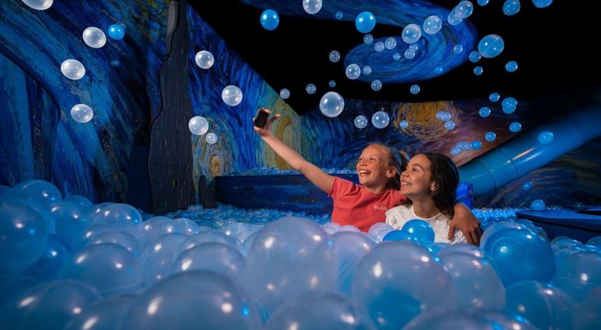 Selfie maken in de ballenbak van de attractie De Hollandse Meesters