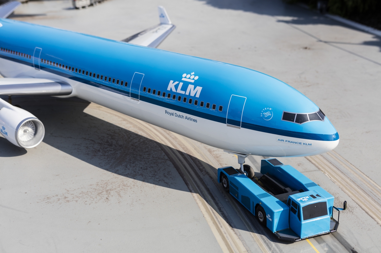KLM-vliegtuig uit Madurodam levert 16.000 voor Rode Kruis |