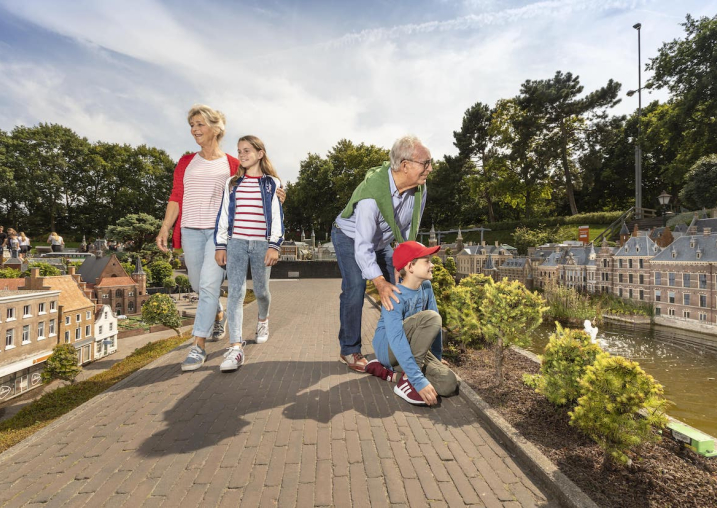 Grootouders op avontuur met kleinkinderen