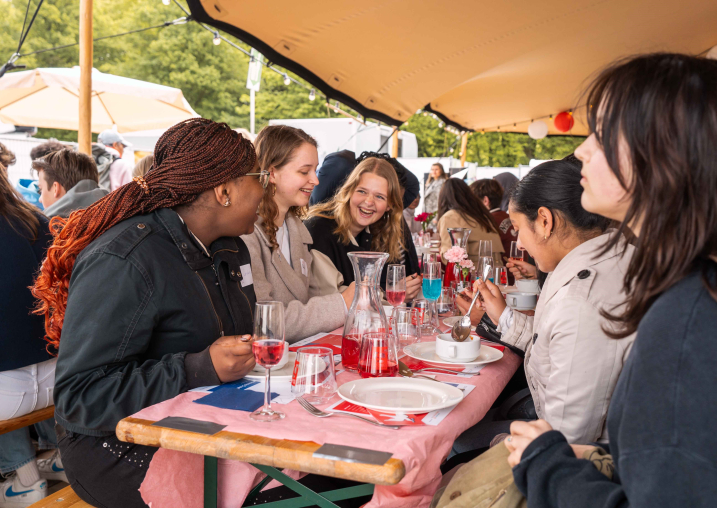 Kinderen aan tafel bij de Vrijheidsmaaltijd 2025