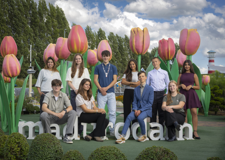 Groepsfoto van college burgemeester en wethouders 2025-2026 bij grote tulpen