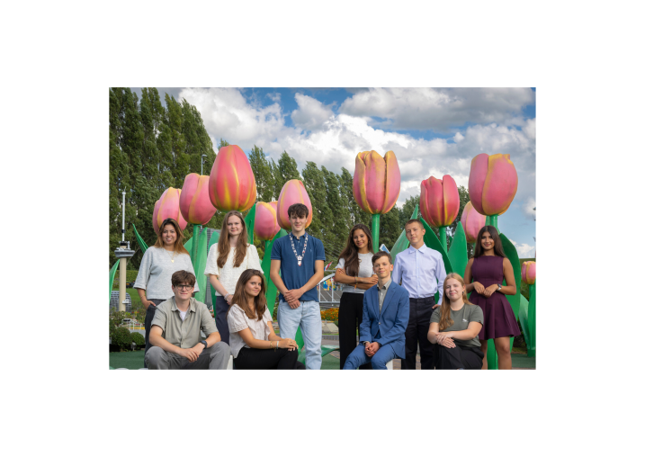Groepsfoto van college burgemeester en wethouders 2025-2026 bij grote tulpen