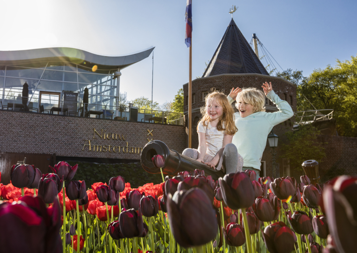 Kleine kinderen zittend op een kanon in Madurodam
