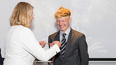 Ties krijgt de ambtsketting van Pauline Krikke uitgereikt