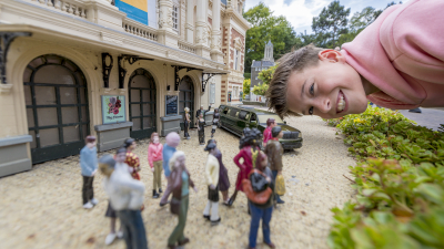 Kind geniet van attracties en activiteiten in Madurodam